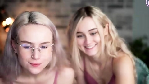 Amateur Webcam Cute Teen Plays Solo with Big Dildo