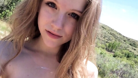 Blonde Hausfrau schiebt sich Vibrator und geht ab!