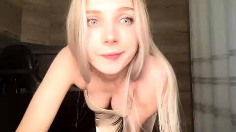 Amateur blonde teen solo dildo